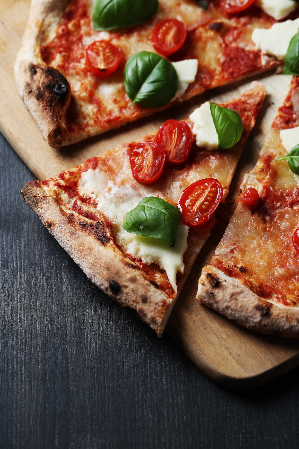 tempo-di-pizza-gustosa-pizza-tradizionale-fatta-in-casa-ricetta-italiana